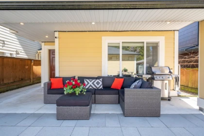 Front Yard Photo of 318 W 18th Street, North Vancouver, BC
