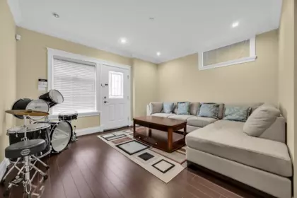 Entry Foyer Photo of 4418 Brakenridge Street, Vancouver, BC
