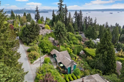 Backyard Photo of 2660 Queens Avenue, West Vancouver, BC