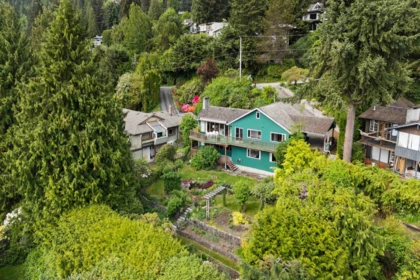 Garden / Landscaping Photo of 2660 Queens Avenue, West Vancouver, BC