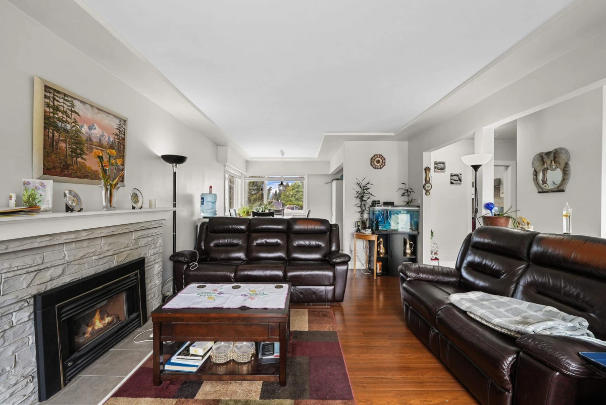 Living Room Photo of 11181 90 Avenue, Delta, BC