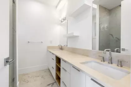 Guest Bathroom Photo of 1 6139 Ashworth Avenue, Burnaby, BC