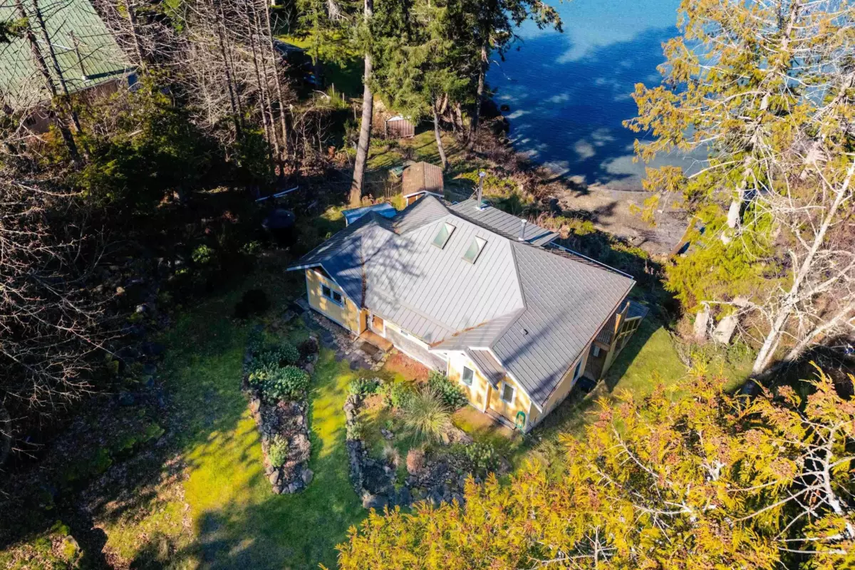 Family Room Photo of 225 Mariners Way, Mayne Island, BC