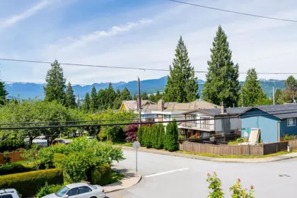 Garden / Landscaping Photo of 7419 1st Street, Burnaby, BC