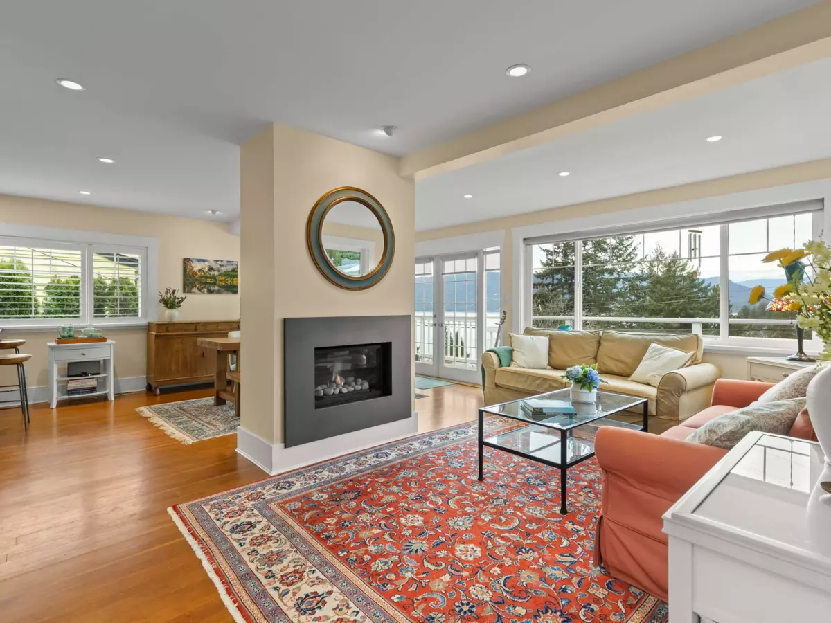 Living Room Photo of 6252 Wellington Avenue, West Vancouver, BC
