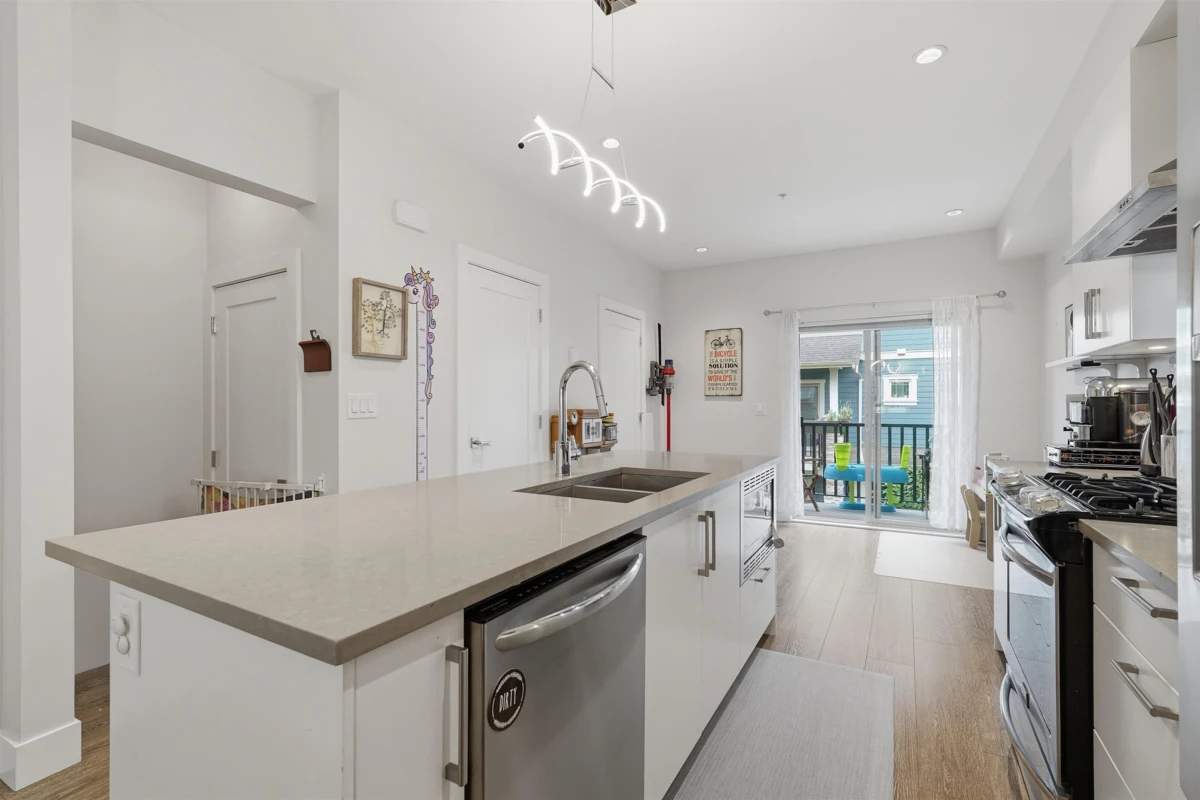 Living Room Photo of 23 843 Ewen Avenue, New Westminster, BC