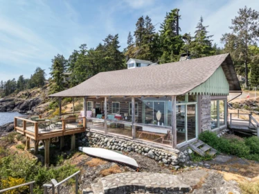 Entry Foyer Photo of 8 Arbutus Bay Road, Bowen Island, BC