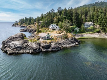 8 Arbutus Bay Road, Bowen Island, BC, Bowen Island — Single Family Residence for sale
