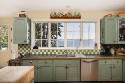 Kitchen Photo of 8 Arbutus Bay Road, Bowen Island, BC