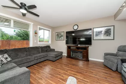 Kitchen Island Photo of 27144 25a Avenue, Langley, BC