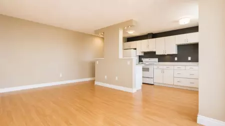 Hallway Photo of 1607 145 St. Georges Avenue, North Vancouver, BC