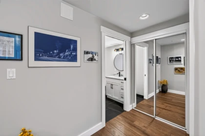 Hallway Photo of 1601 3190 Gladwin Road, Abbotsford, BC