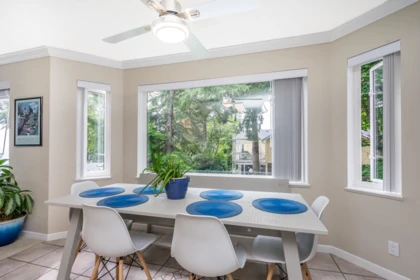 Kitchen Photo of 201 14934 Thrift Avenue, White Rock, BC