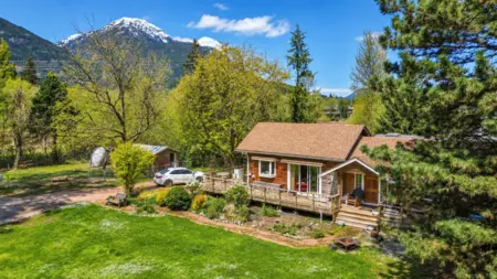 Family Room Photo of 1020 Finch Drive, Squamish, BC