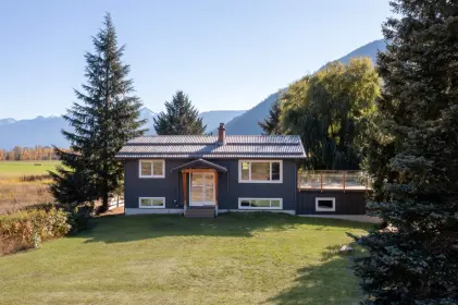 900 Erickson Road, Pemberton, BC, Pemberton — Single Family Residence for sale