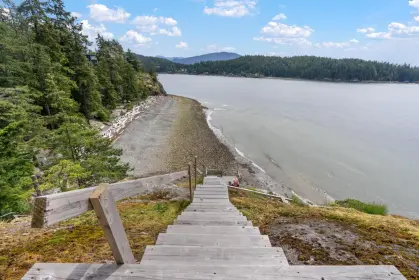 280 Arbutus Reach Road, Gibsons, BC, Gibsons — Single Family Residence for sale