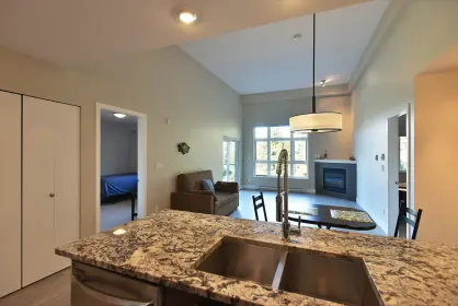 309 5682 Wharf Avenue, Sechelt, BC, Sechelt — Apartment/Condo for sale