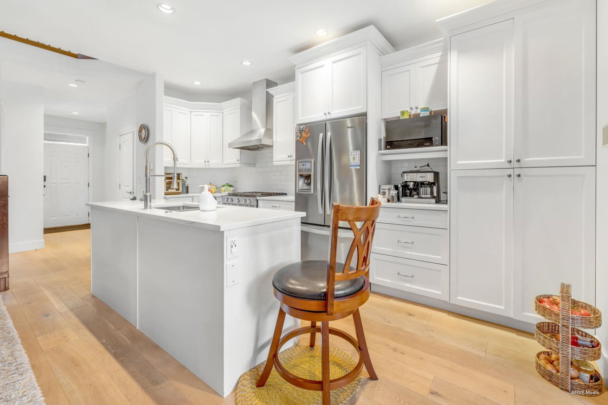 Walk-In Closet Photo of 6192 150 Street, Surrey, BC