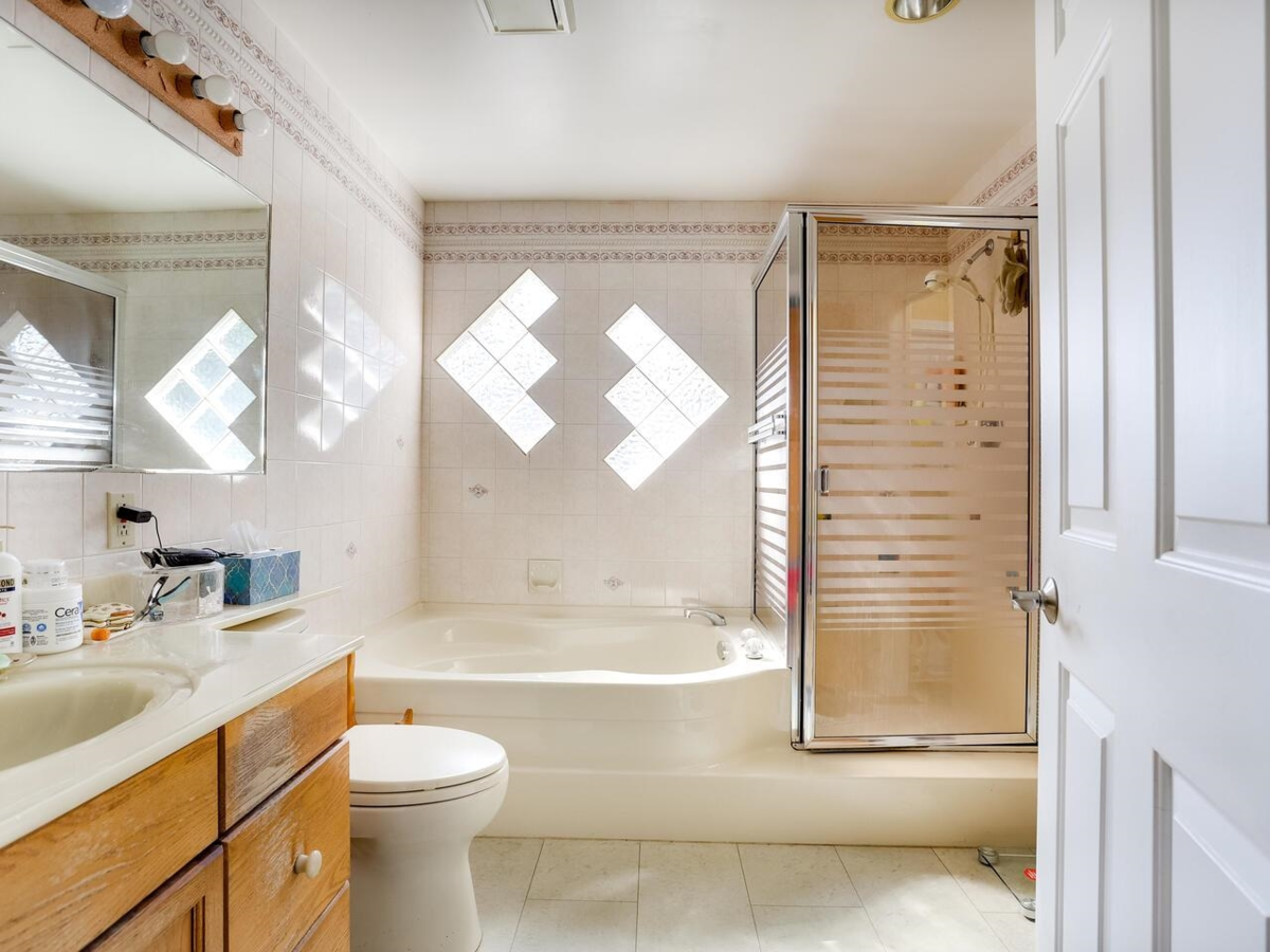 Walk-In Closet Photo of 960 Porter Street, Coquitlam, BC