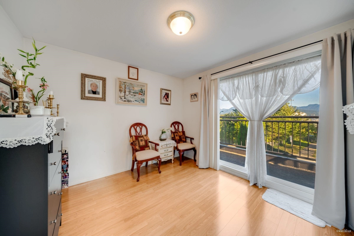 Entry Foyer Photo of 3436 Cambridge Street, Vancouver, BC