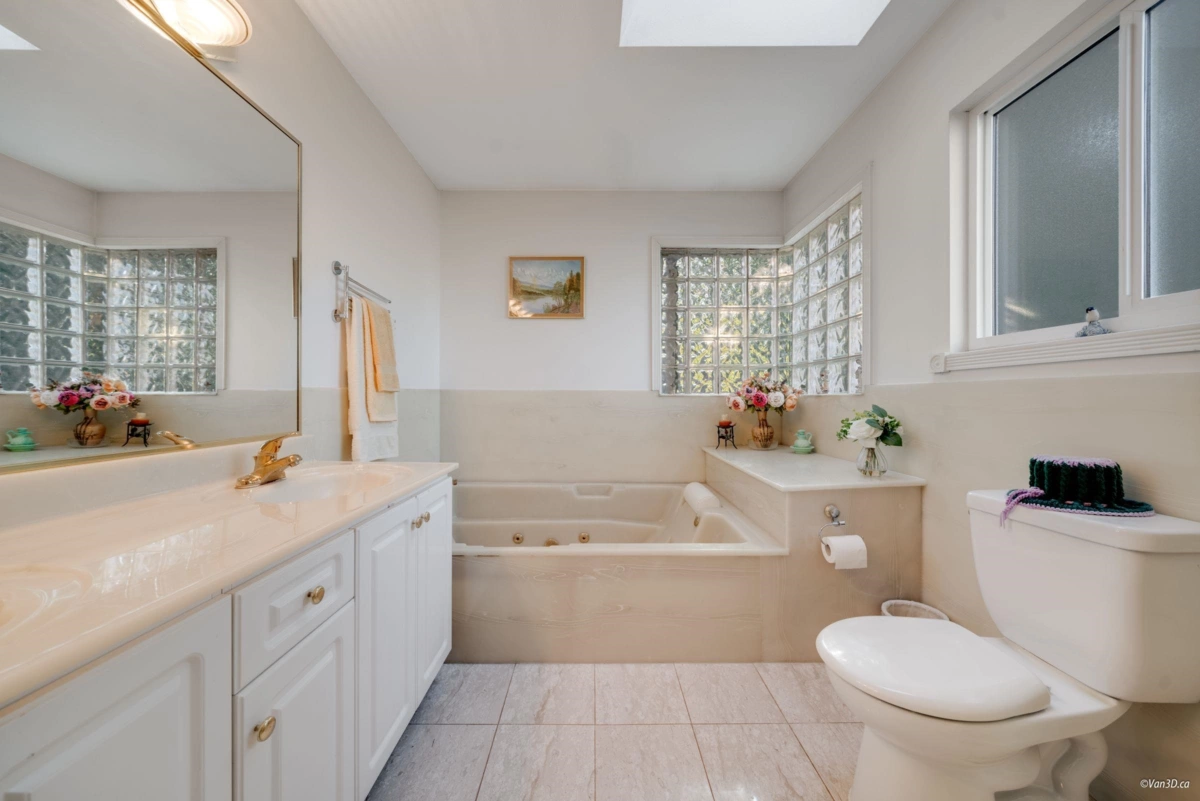 Kitchen Island Photo of 3436 Cambridge Street, Vancouver, BC