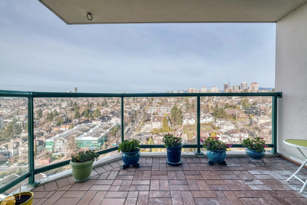 Entry Foyer Photo of 2003 121 Tenth Street, New Westminster, BC