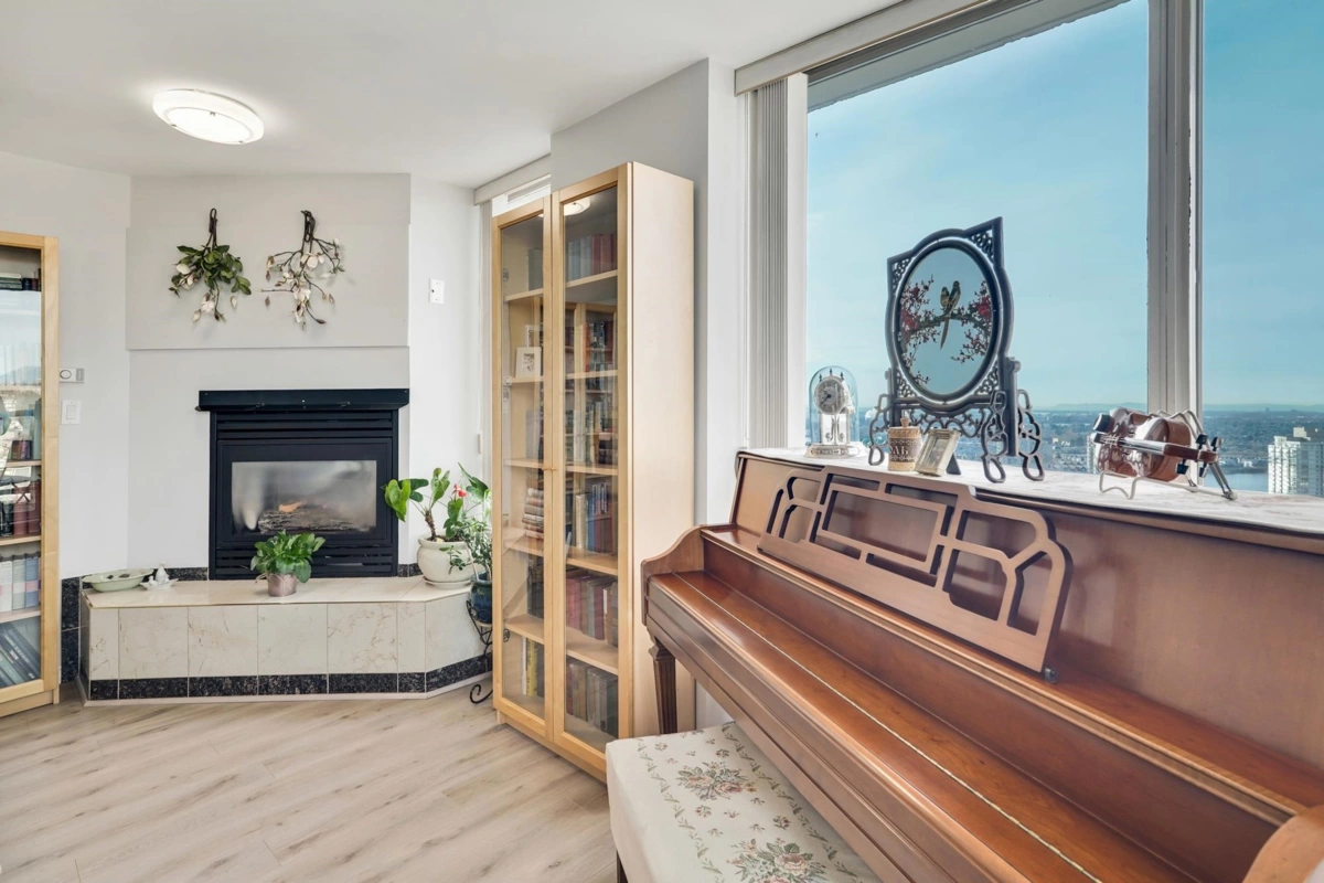 Kitchen Island Photo of 2003 121 Tenth Street, New Westminster, BC