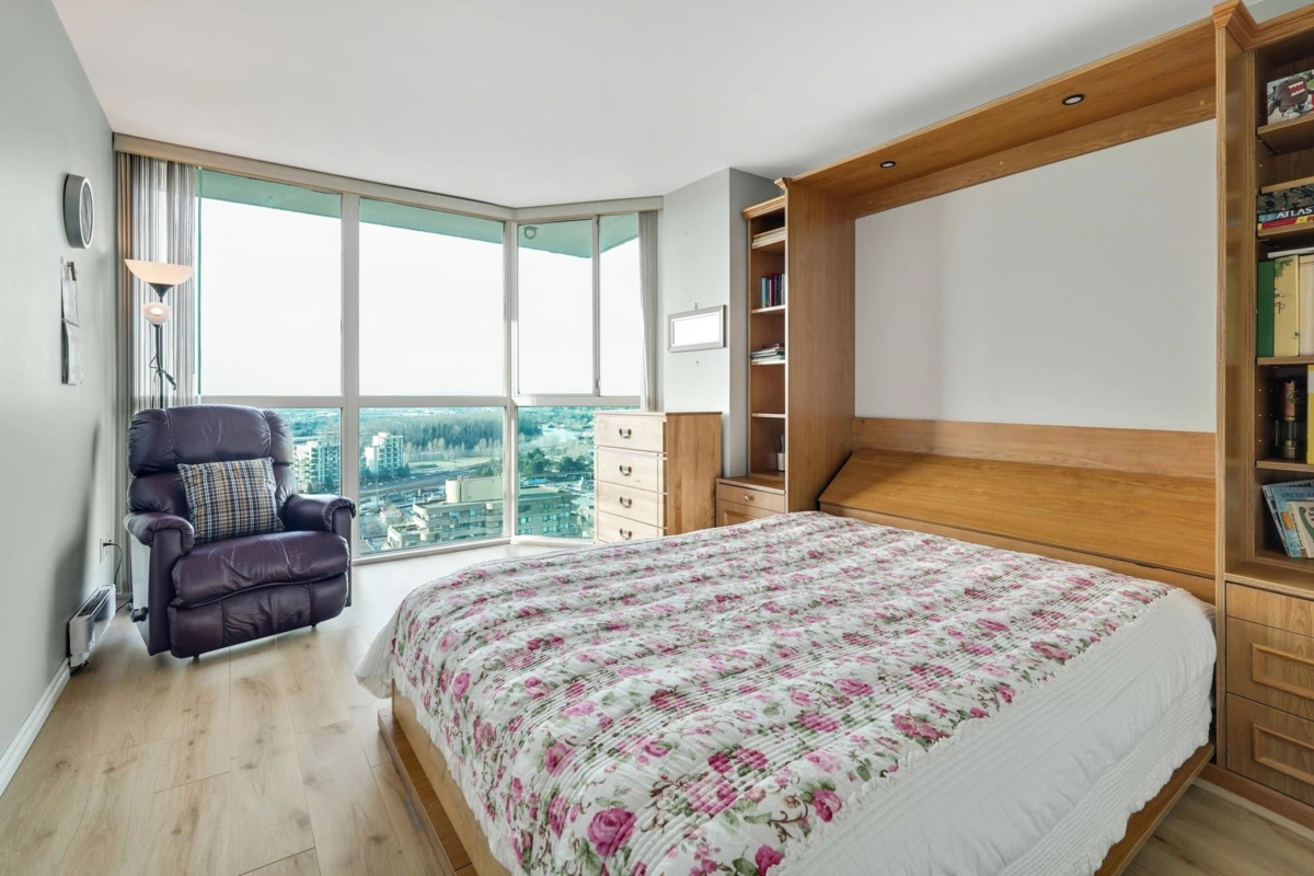 Powder Room Photo of 2003 121 Tenth Street, New Westminster, BC