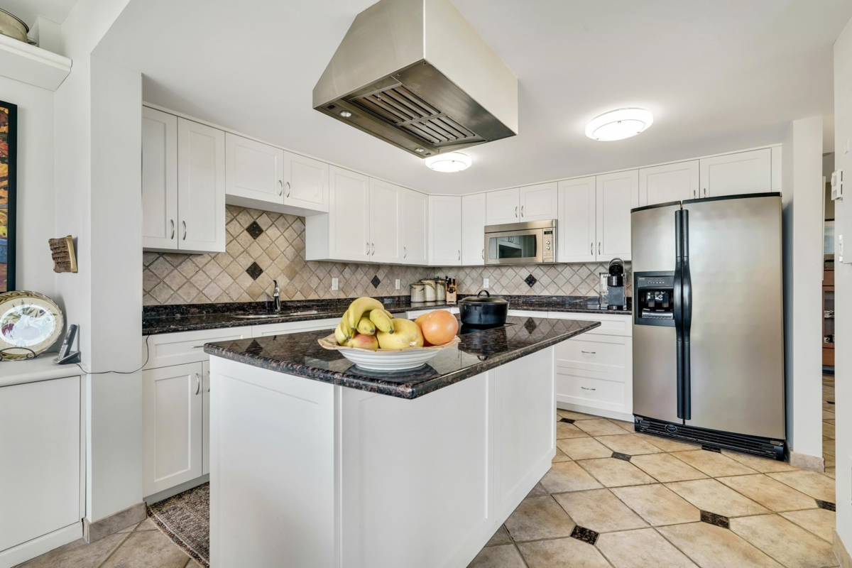 Primary Bathroom Photo of 2003 121 Tenth Street, New Westminster, BC