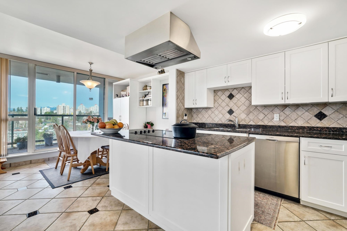 Walk-In Closet Photo of 2003 121 Tenth Street, New Westminster, BC