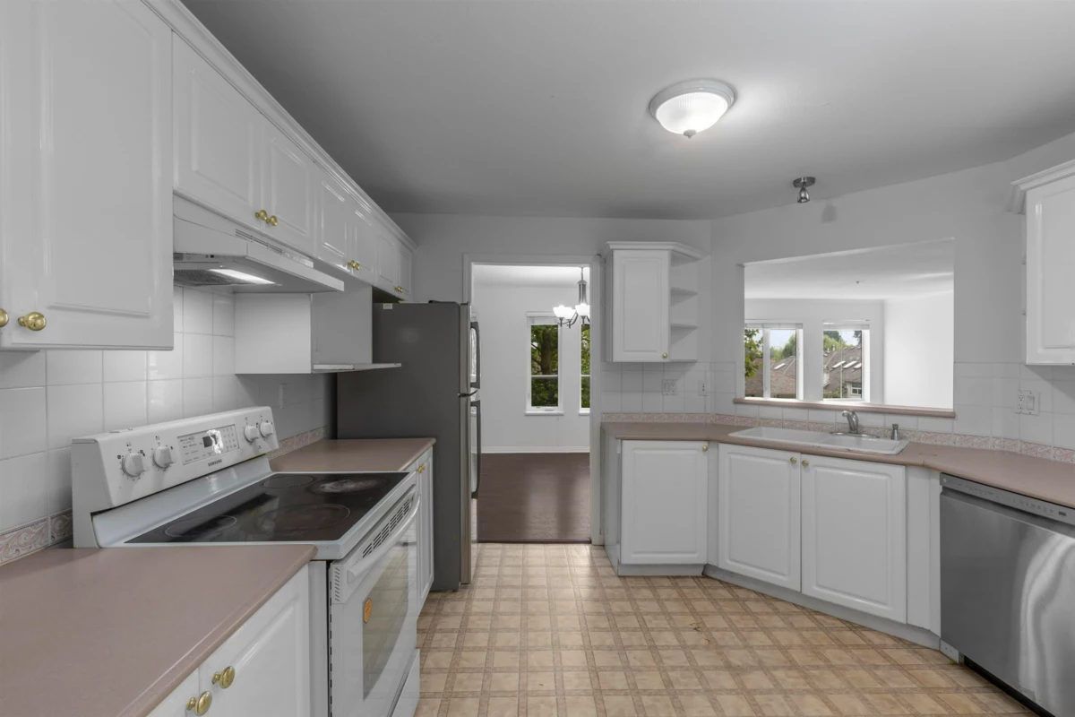 Kitchen Photo of 308 12155 75a Avenue, Surrey, BC