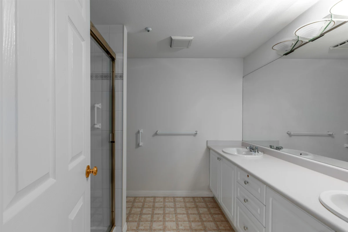 Primary Bathroom Photo of 308 12155 75a Avenue, Surrey, BC