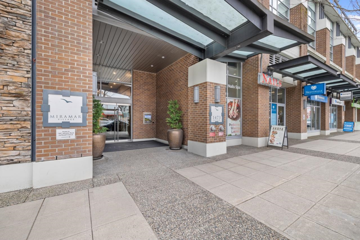 Living Room Photo of 905 1473 Johnston Road, White Rock, BC