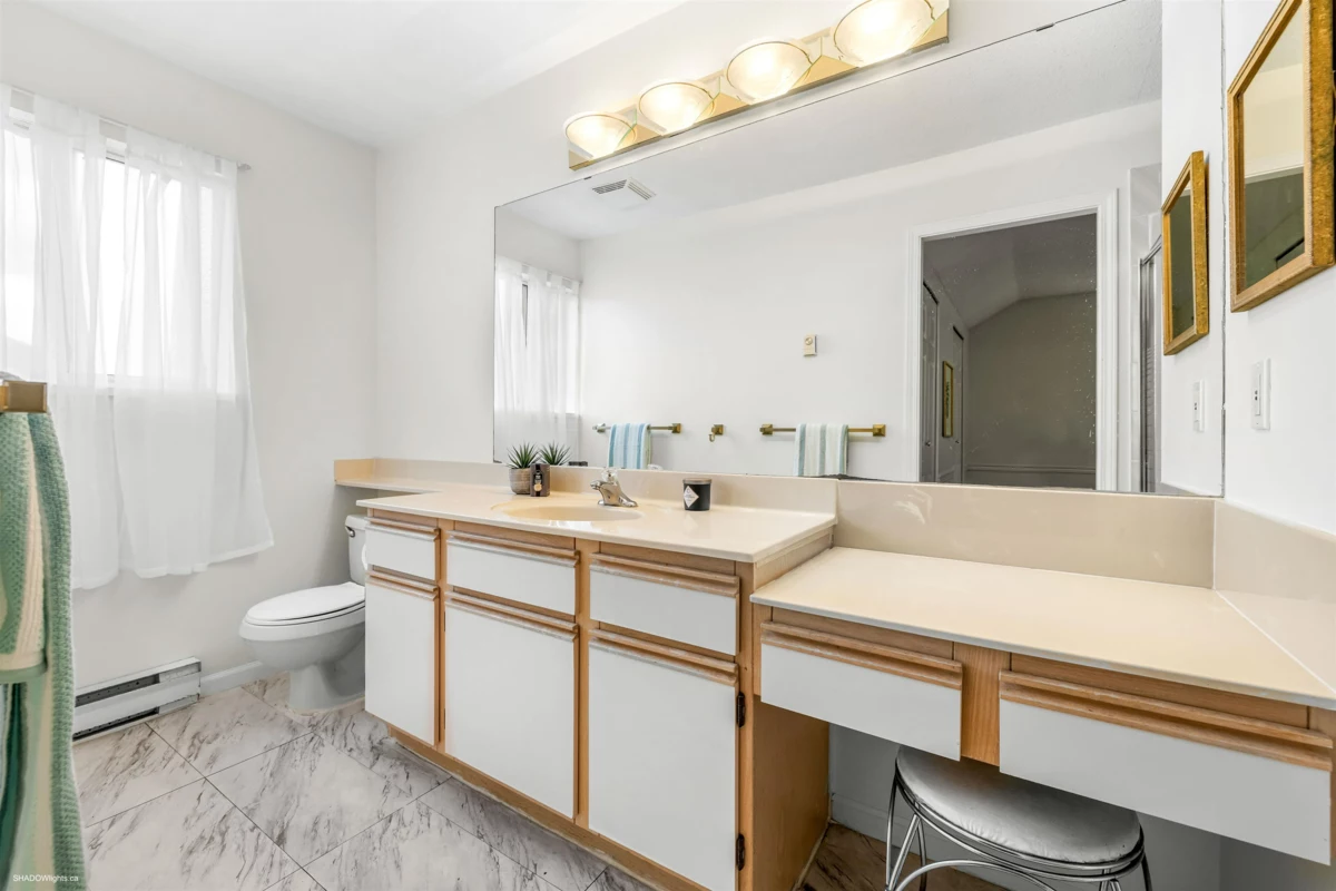 Guest Bathroom Photo of 222 7837 120a Street, Surrey, BC