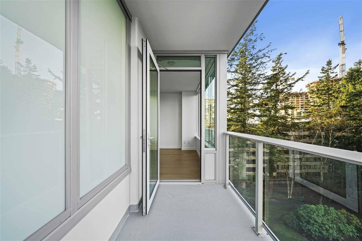 Entry Foyer Photo of 603 15165 Thrift Avenue, White Rock, BC