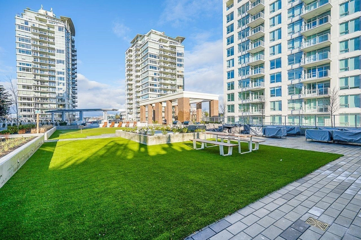 Kitchen Island Photo of 603 15165 Thrift Avenue, White Rock, BC