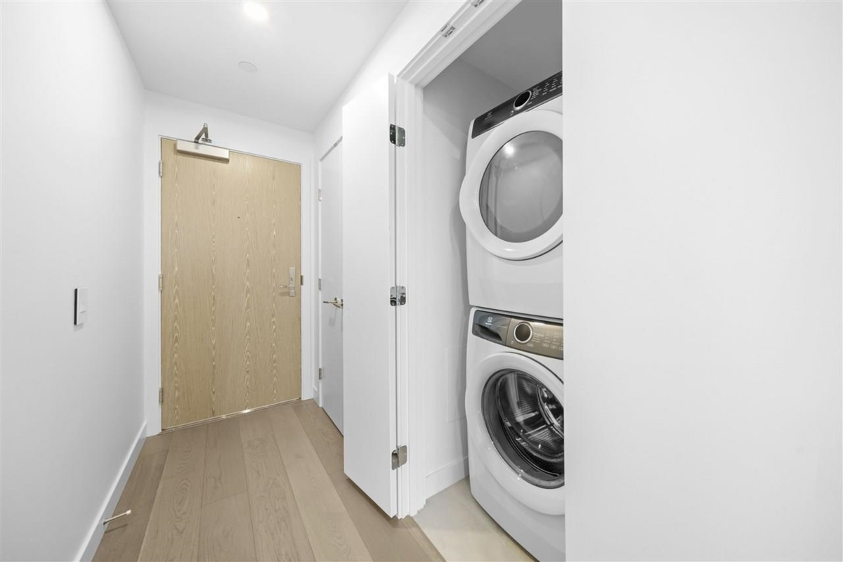 Mudroom Photo of 603 15165 Thrift Avenue, White Rock, BC