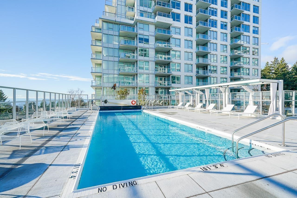 Walk-In Closet Photo of 603 15165 Thrift Avenue, White Rock, BC