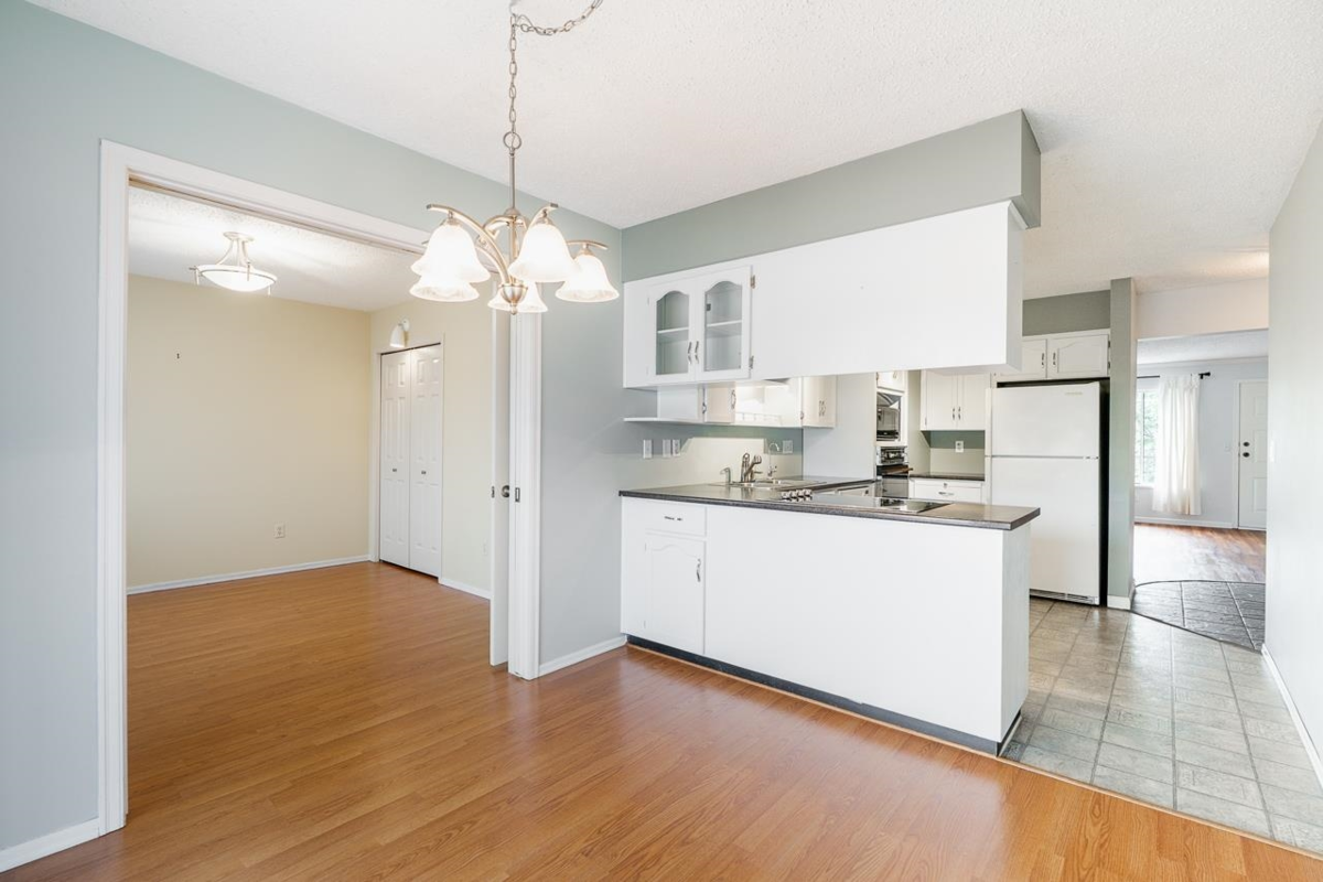 Dining Area Photo of 41 32959 George Ferguson Way, Abbotsford, BC