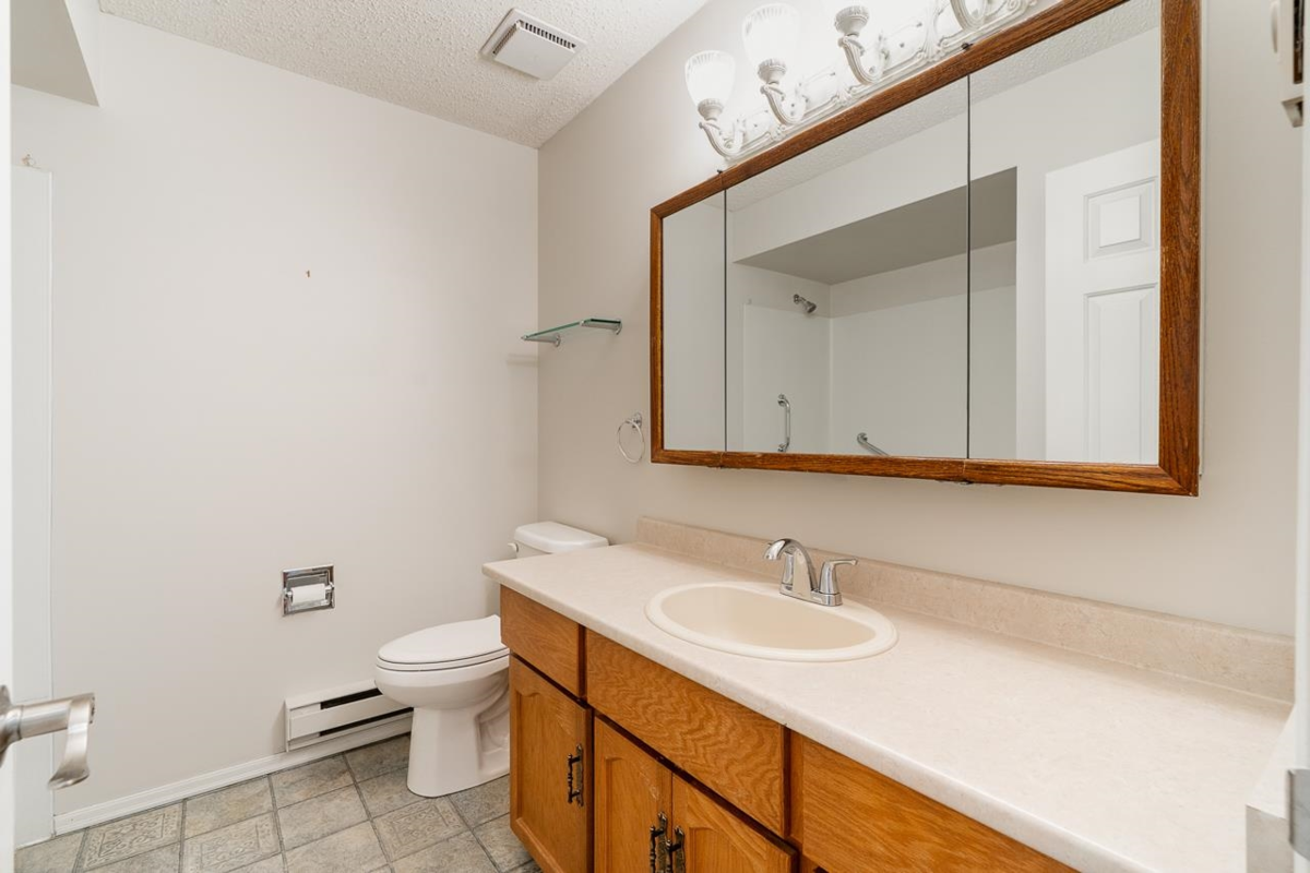 Entry Foyer Photo of 41 32959 George Ferguson Way, Abbotsford, BC