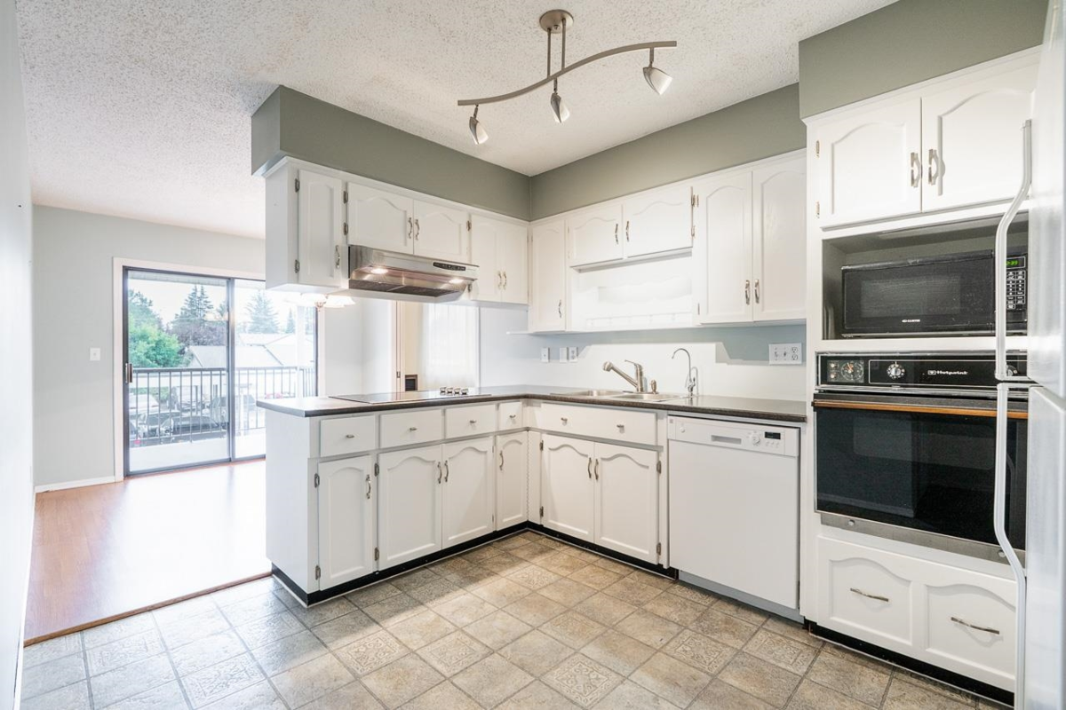 Walk-In Closet Photo of 41 32959 George Ferguson Way, Abbotsford, BC