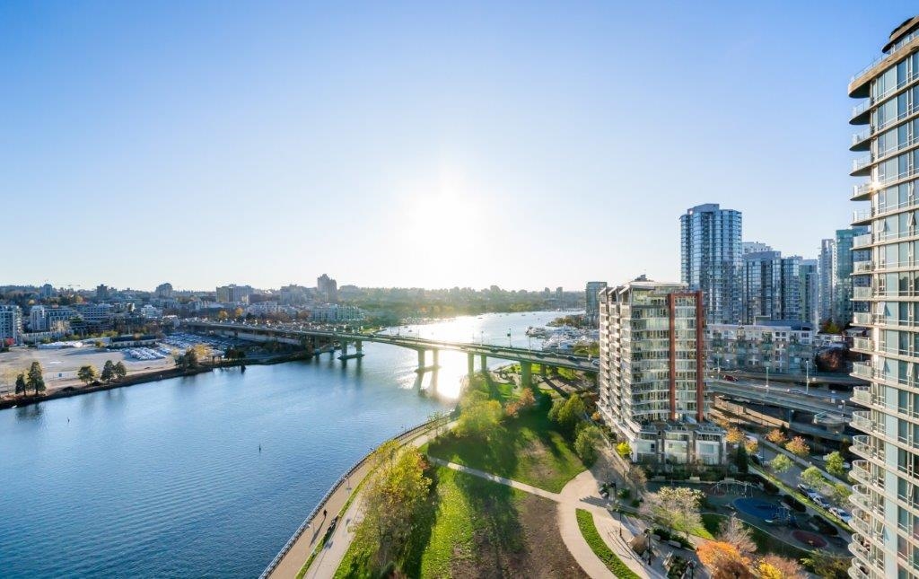 Exterior Front Photo of 2005 8 Smithe Mews, Vancouver, BC