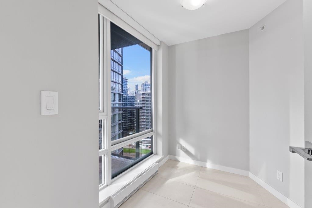 Kitchen Island Photo of 2005 8 Smithe Mews, Vancouver, BC