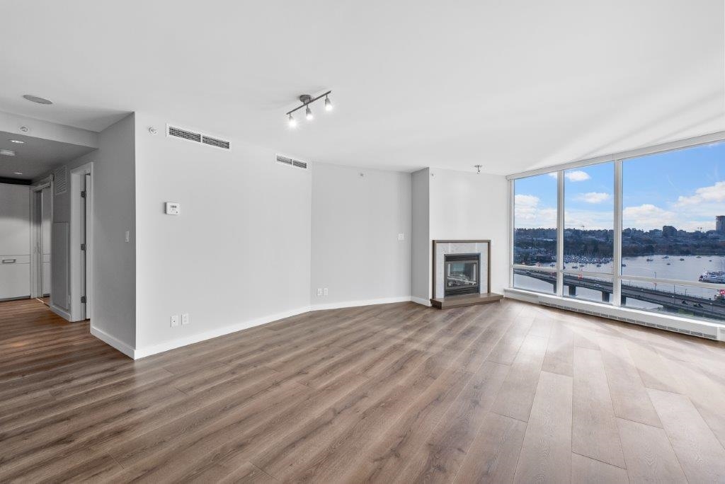 Living Room Photo of 2005 8 Smithe Mews, Vancouver, BC