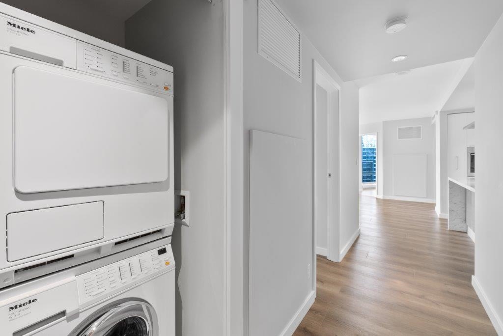 Walk-In Closet Photo of 2005 8 Smithe Mews, Vancouver, BC