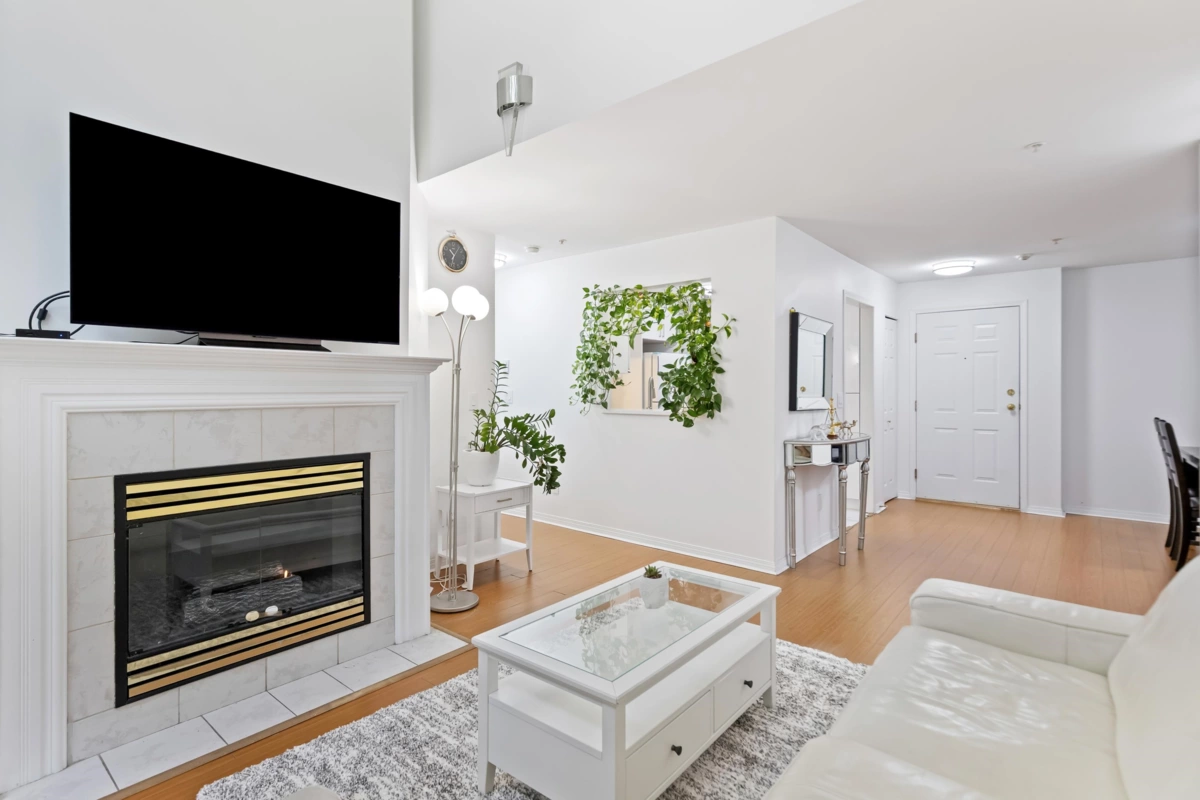 Kitchen Photo of 404 12125 75a Avenue, Surrey, BC