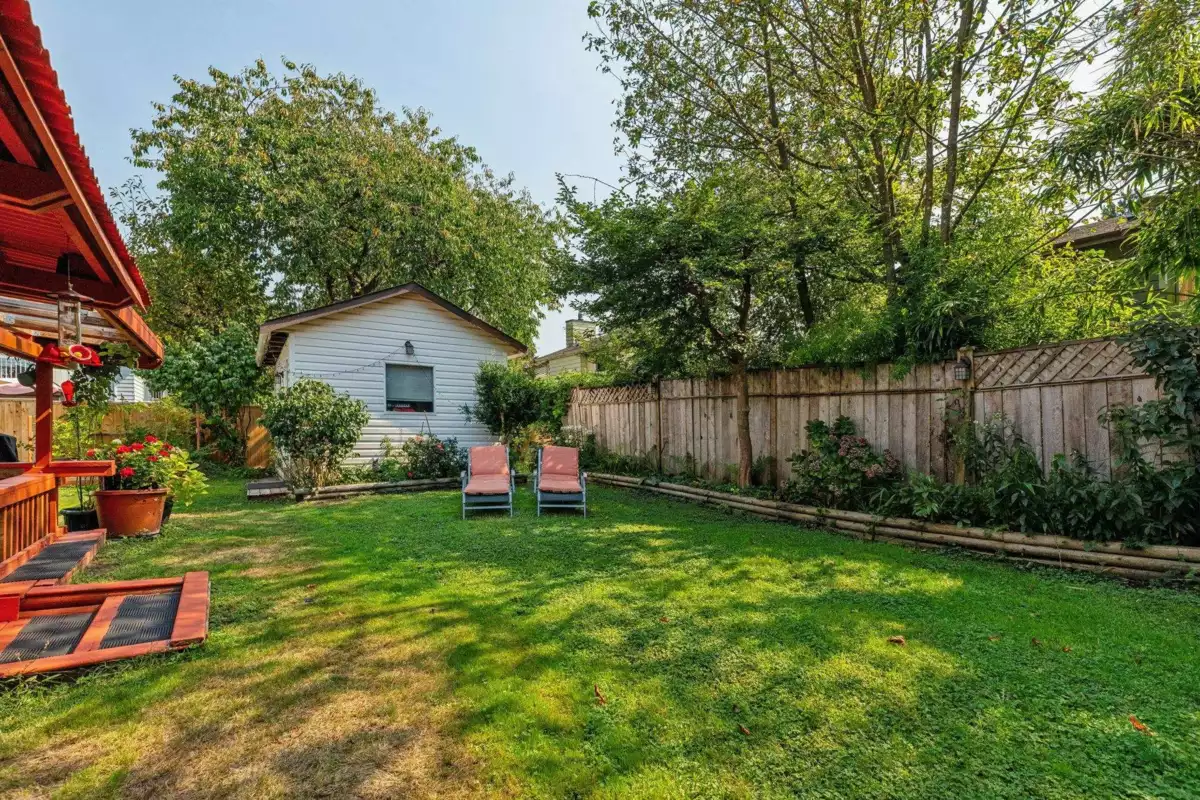 Garden / Landscaping Photo of 1068 Spruce Street, Port Coquitlam, BC