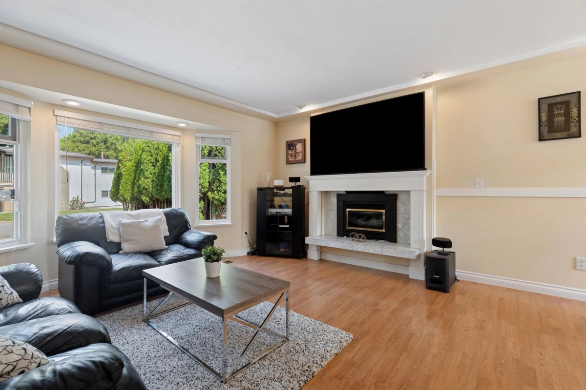 Kitchen Island Photo of 1068 Spruce Street, Port Coquitlam, BC