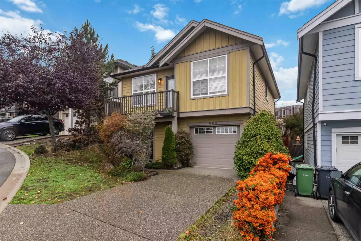 Living Room Photo of 909 Cavalcade Terrace, No City Value, BC