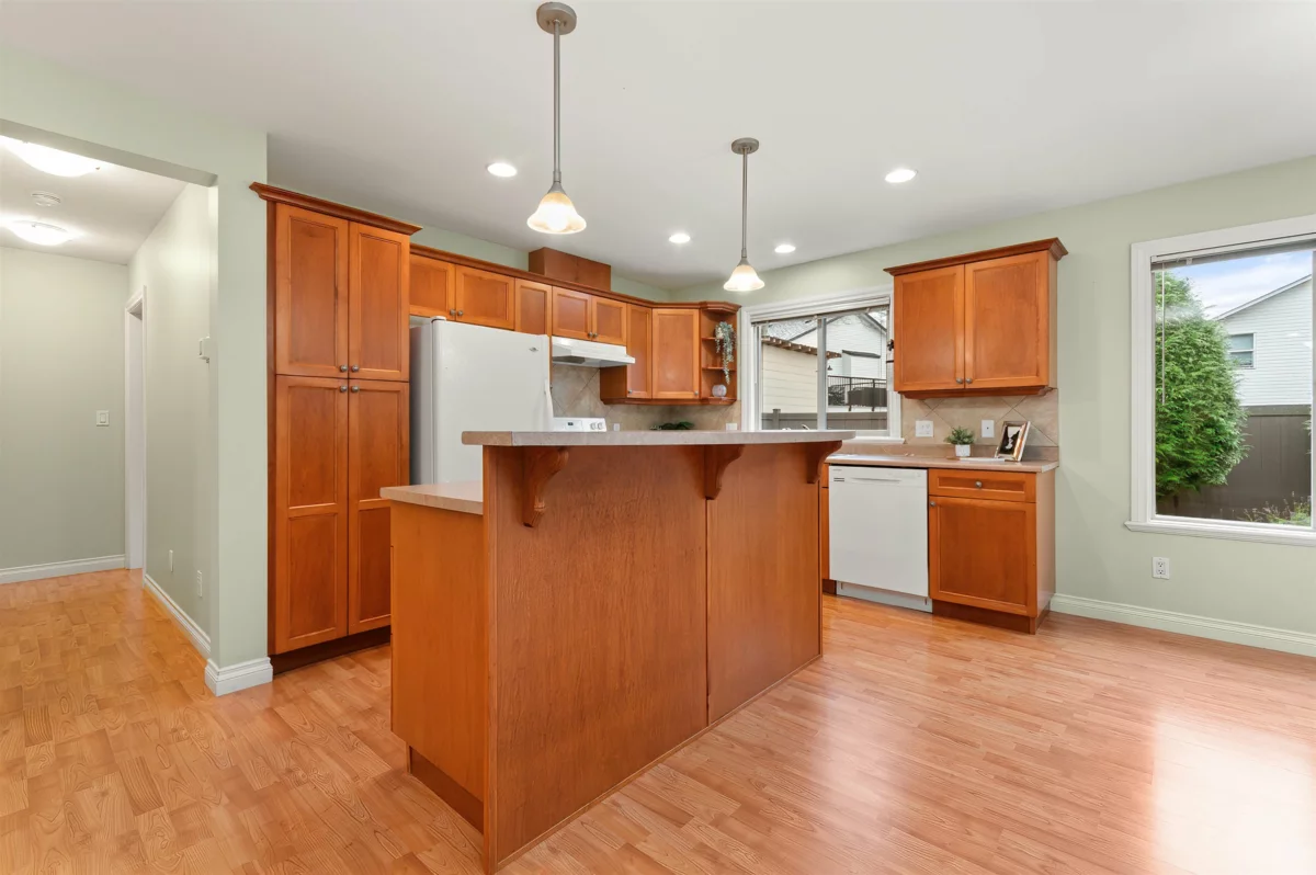 Entry Foyer Photo of 222 46000 Thomas Road, Chilliwack, BC